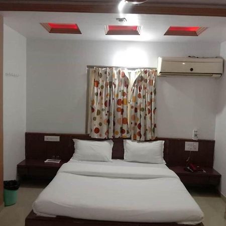 Hotel Rajdhani Hālol Dış mekan fotoğraf