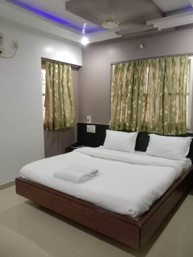 Hotel Rajdhani Hālol Dış mekan fotoğraf